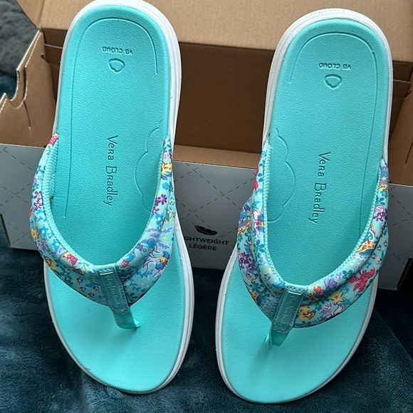 Vera Bradley size 8 Cloud flip flops. Preowned. See closeup of heels. - Picture 3 of 6